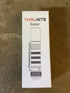 Linterna ThruNite Saber 659 Lúmenes Pequeña EDC AA Recargable Nueva con Etiquetas Blanca Neutra - Imagen 1 de 3