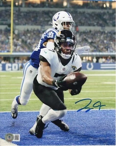 ZAY JONES SIGNIERTES AUTO 8X10 FOTO BECKETT/BAS WITNES #W982389 JACKSONVILLE JAGURS - Bild 1 von 1