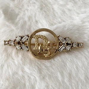 De colección NUEVO Broche Prendedor Christian Dior Logo Monograma Tono Dorado Estrás Cristal - Imagen 1 de 8