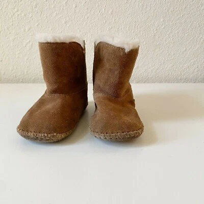 Botas forradas de piel de oveja tostadas Ugg Caden talla 4/5 infantil Foto 1 de 4