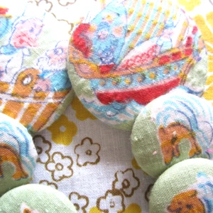 Set x 3 Vintage Cotton Fabric Covered Buttons Green Novelty Fish Sailor Tailor - Picture 1 of 3
