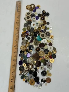 Vintage gemischte Knöpfe verschiedene Posten Basteln Nähen Verzierungen mehrfarbig 100+ - Bild 1 von 9