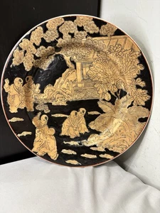 Vintage chinesischer schwarz & gold dekorativer Teller Mönche Gartenszene VR China Export - Bild 1 von 18
