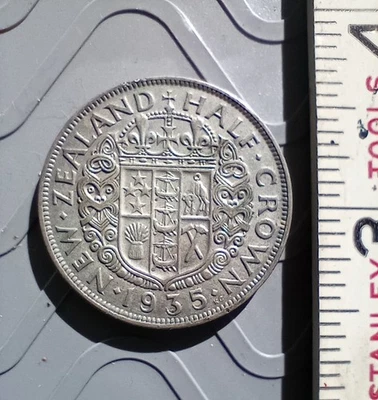 1935 New Zealand 1/2 Half Crown coin, Silver, George V - Image 1 of 4
