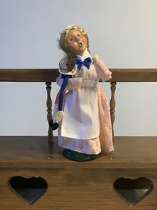 Byers Choice Carolers 2001 Colonial Williamsburg ragazza con bambola vestito rosa - Foto 1 di 4