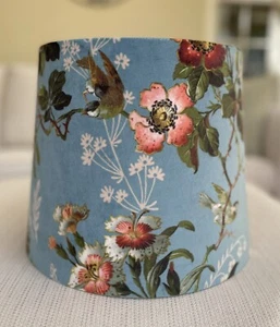 Lámpara Cónica Floral Botánica Terciopelo Pantalla Azul Tela Leighton Pájaro Retro - Imagen 1 de 12