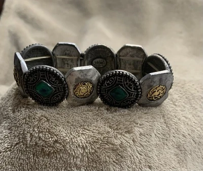 Серебристый эластичный браслет Chico's с зелеными камнями и золотистыми медальонами. - Изображение 1 из 4