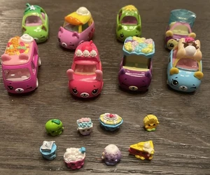 Shopkins Cutie Cars Konvolut 8 Fahrzeuge + 8 Mini Figuren Fahrer Diecast Spielzeugautos - Bild 1 von 11