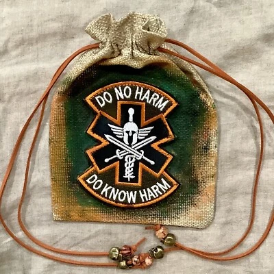 Bolsa de Medicina Médica NO HACER DAÑO - NO HACER DAÑO Camuflaje Cordones Cuentas de Madera y Scull Foto 1 de 4
