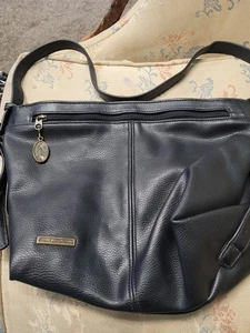 Stone Mountain, schwarze Damen Leder Handtasche, verstellbarer Riemen und Taschen innen - Bild 1 von 6