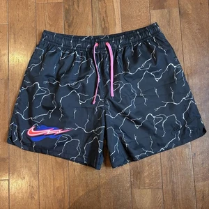 Neu ohne Etikett Nike Sportswear Woven Flow Thunder Herrenshorts 5,5" schwarz FJ1632-010 Größe XL - Bild 1 von 13