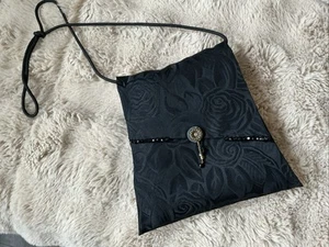 Pochette boho chic fatta a mano nera raso rosa con accento bottone impreziosito - Foto 1 di 6