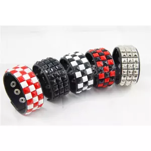 Bracciale pelle piramide borchiata 3 file punk gotico thrash metallo rockabilly - Foto 1 di 12