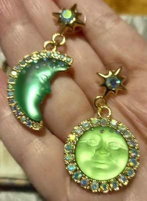 PENDIENTES Seaview Brumoso Sol y Luna Cara Brillante Verde Irridiscente Cristal Perforado Foto 1 de 4