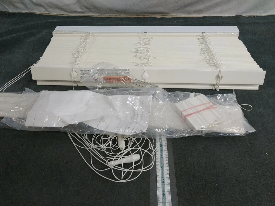 NUEVA MINI PERSIANA LEVOLOR & PROJECT SOURCE 2" BLANCA, ALUMINIO, VINILO, 24x76  Foto 1 de 4