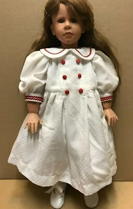 Muñeca de porcelana, vestido blanco con botones rojos, probablemente 1 mitad 20. Jhdt. - Imagen 1 de 2