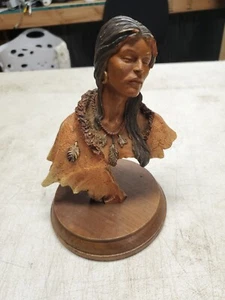Herrero Native American Medicine Figurina busto donna con base in legno 1994 7" - Foto 1 di 6