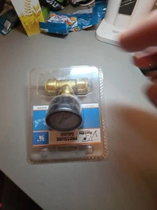 SharkBite Max Push-to-Connect Brass Tee with Water Pressure Gauge 3/4" - Picture 1 of 3