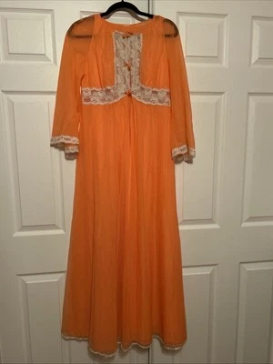 ¡NUEVO! Conjunto de camisón y bata mediana de nailon y encaje de colección Gossard Artemis Foto 1 de 4