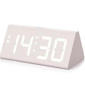 Digitaler Wecker aus Holz mit zwei USB-Ladeanschlüssen weiß - Bild 1 von 5