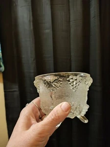 Vintage Jeannette Klarglas 4 Fuß Bonboniere Glas Trauben Blätter Design - Bild 1 von 2