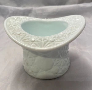 Cappello superiore vintage vetro latte bianco Fenton margherita e bottoni 3,5" arte vaso fioriera - Foto 1 di 9