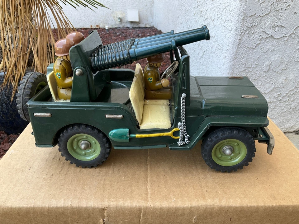 Jeep del ejército de hojalata de colección con pistola grande y 3 soldados unidad de fricción falta parachoques trasero Foto 1 de 4