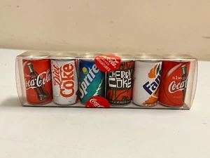 DE COLECCIÓN 1997 COCA COLA LATA DE REFRESCO MINIATURA JUEGO EN PAQUETE DIETA FANTA SPRITE ITALIA - Imagen 1 de 4
