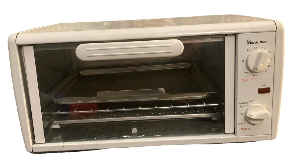 Magic Chef Toaster and Oven. Temp range from 150 degrees to Broil - Image 1 of 4