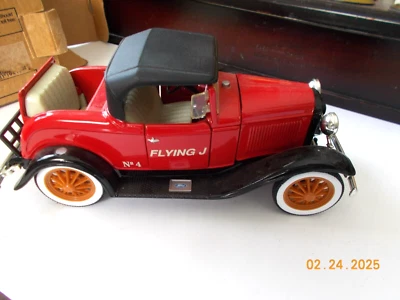 Banco Ford Roadster NIOB ERTL 1930 con motor de imitación, asiento Rumble, piezas extraíbles Foto 1 de 4