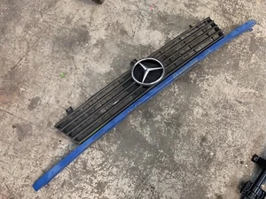 Mercedes Vito W 638  Kühlergrill Grill mit Leiste - Bild 1 von 4