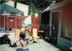 FOTOGRAFÍA ENCONTRADA Niña Piñata Color HERSHEY KISS Instantánea Original DE COLECCIÓN 06 8 K - Imagen 1 de 1