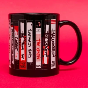 Gruselige Horrorfilme Videokassetten Schwarz Tasse - Bild 1 von 4