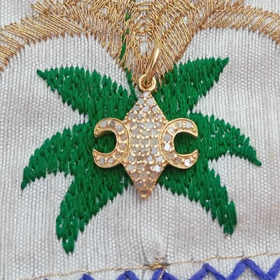 Colgante elegante con pavé de diamantes de 16 quilates: oro de plata de ley de 22 mm x 19 mm Foto 1 de 4