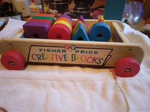 Vagón de bloques creativos de madera Fisher Price vintage con bloques de plástico #161 - Imagen 1 de 11