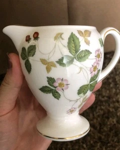 Wedgwood Wild Strawberry Globe-shaped Footed Creamer 6 oz 4"  Bone China England - Picture 1 of 4