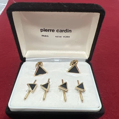 Запонки и запонки Pierre Cardin - детализация с зубчатым краем, золотистый цвет и оникс - Изображение 1 из 4