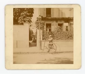 PHOTO 1888, le garçon sur un tricycle TRIKE vélo ancien vélocipède scène de rue - Imagen 1 de 2
