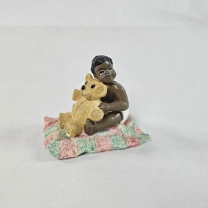 Statuina vintage giovane afroamericano bambino coccola orsacchiotto su trapunta LEGGI⬇ - Foto 1 di 7