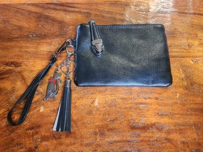 Cartera clutch negra con borla negra y gato Foto 1 de 4