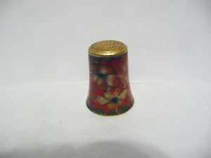 THIMBLE VINTAGE BRASS & CLOISONNE FLOWERS ON A RED BACKGROUND & GREEN SCALLOPED - Picture 1 of 5