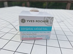 Yves Rocher Hydra Vegetal 48h Non-Stop Moisturizing Rich Cream 50 ml./1.6 fl.oz. - Picture 1 of 5