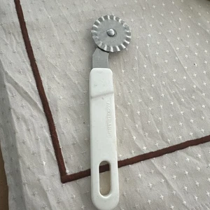 Teigrädchen weiss Kunststoff Edelstahl Fackelmann ca. 16 cm - Bild 1 von 6