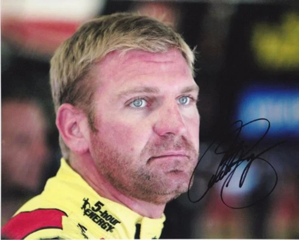 Autografiado 2013 Clint Bowyer #15 MWR 5 horas Energy Racing (área de garaje) FIRMADO Foto 1 de 1
