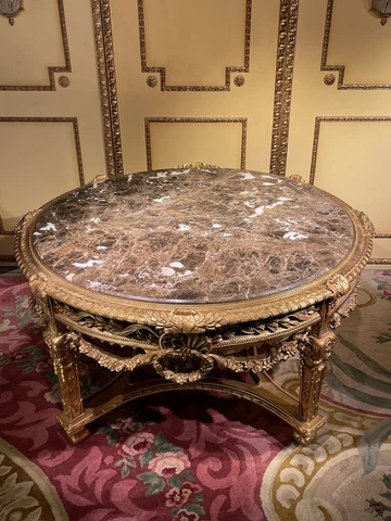 Impressive Massive Salon-Mitteltisch Louis XV, Beech, Gold Cover