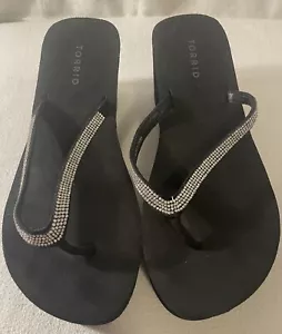 Sandalo donna Torrid nero strass Eva plateau taglia 7 WW punta tanga - Foto 1 di 2