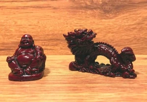 Vintage Miniatur rot Resin sitzender Buddah und Drache Figuren - Bild 1 von 4