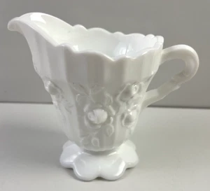 Crema festoneada con patas Fenton White Milk Glass 'Rose' de colección - astilla menor - Imagen 1 de 10