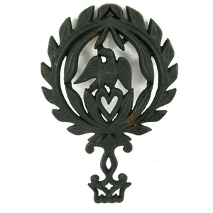 Águila trivet de hierro fundido de granja con corazón en corona de laurel de colección - Imagen 1 de 3