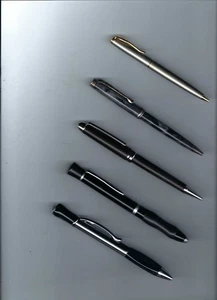 5 bolígrafos negros y cromados sin marca con recambios Parker y Cross sin previo aviso - Imagen 1 de 5